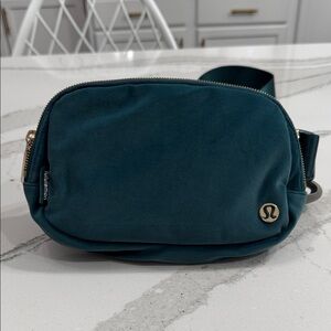 Lululemon Everywhere Belt Bag 1L Velour, Green Jasper, Gold Hardware